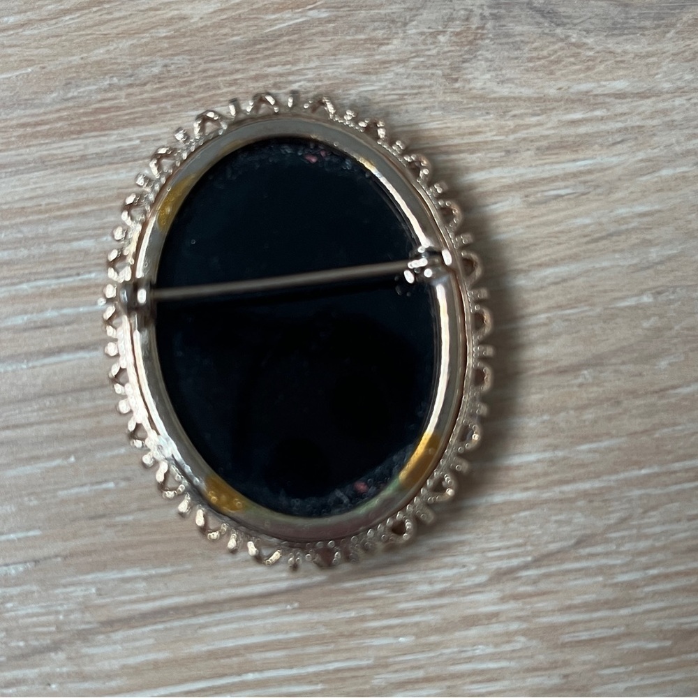 Elegant Black and Gold Floral Brooch - Picture 2 of 2